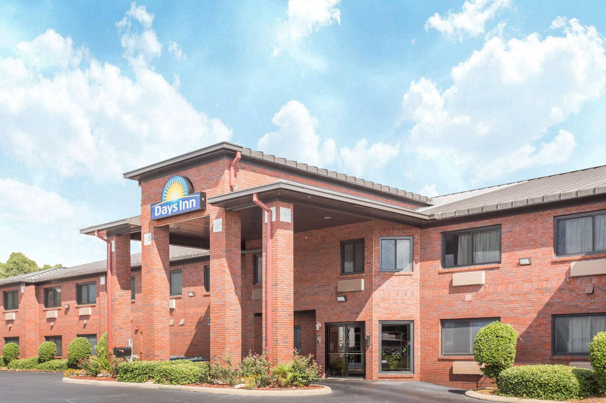 Days Inn By Wyndham Phenix City Near Fort Moore Exterior foto