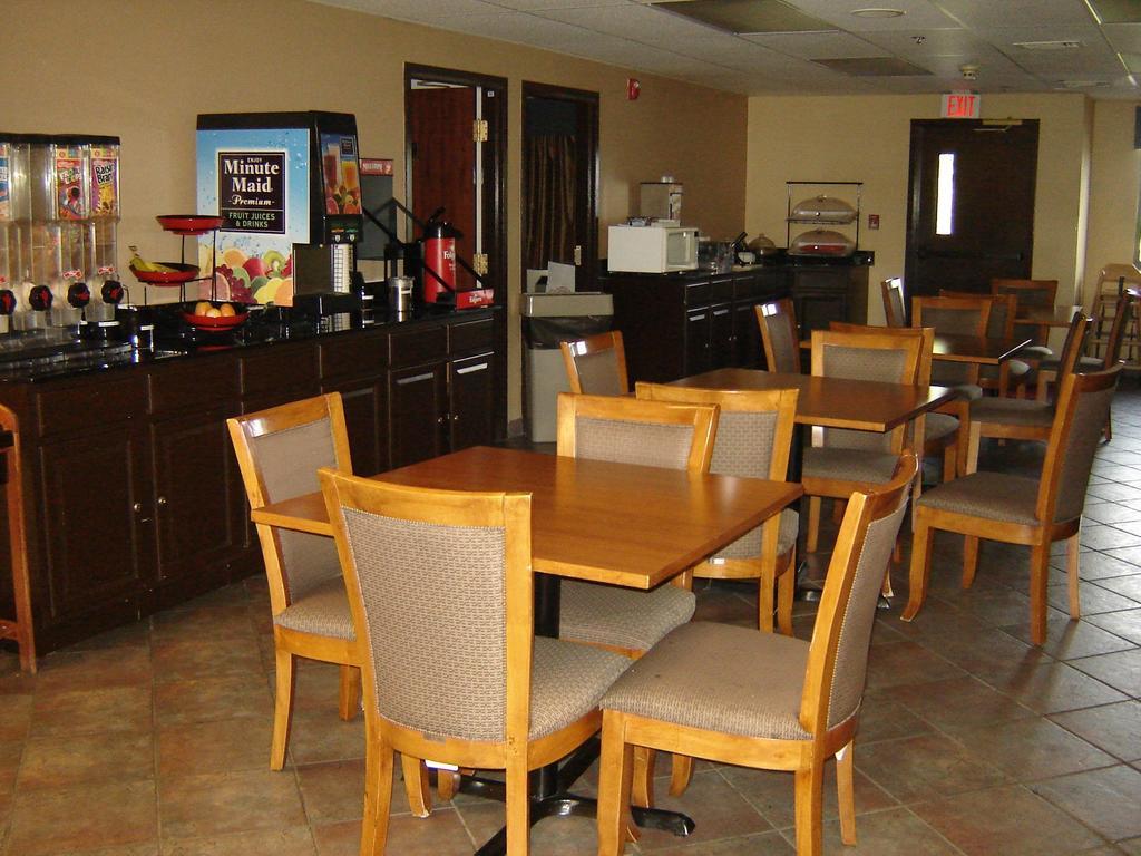 Days Inn By Wyndham Phenix City Near Fort Moore Exterior foto