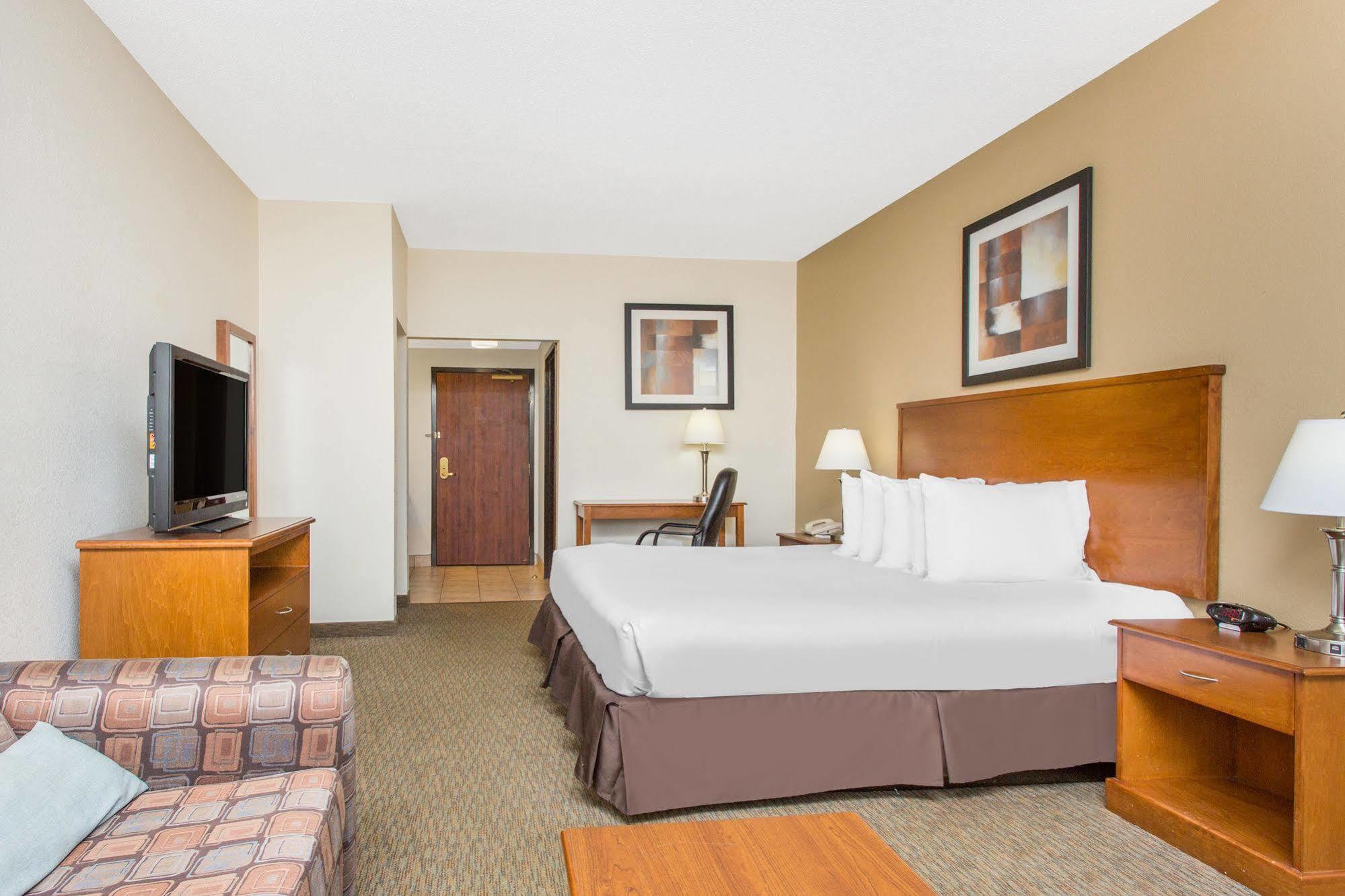 Days Inn By Wyndham Phenix City Near Fort Moore Exterior foto